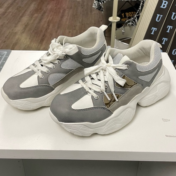 Chunky white sneakers with Coach pieces - Picture 4 of 9